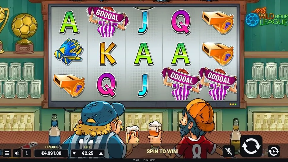 Het basisspel in volle glorie: twee cartoonsupporters met bier aan de bar, de rollen op de tv erboven met kaartsymbolen, keepershandschoen, fluitjes en een 'GOOOAL'-sjaal. Inzet € 2,25, saldo € 4.991 — 'SPIN TO WIN', nog geen winst.