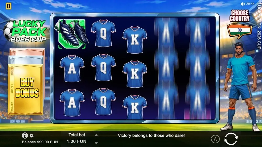 Het basisspel met voetbalshirts (A/Q/K) en een gemarkeerde voetbalschoen; rechtsboven de Choose Country-vlag. Links staat het gouden BUY BONUS-pakket klaar. Saldo € 999,00, inzet € 1,00.